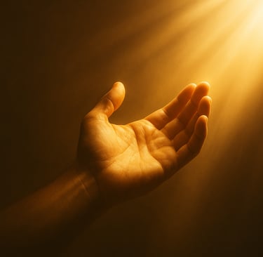 Mão estendida recebendo a luz dourada do alto, simbolizando a graça e a presença de Deus que alcança
