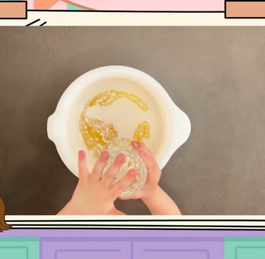 Kind gießt die Zutaten in eine Schüssel