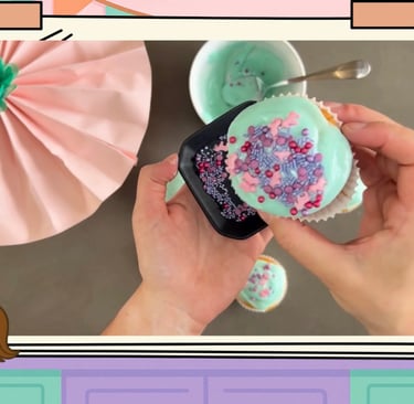 Ponytante dekoriert die Muffins mit Pferde-Streuseln