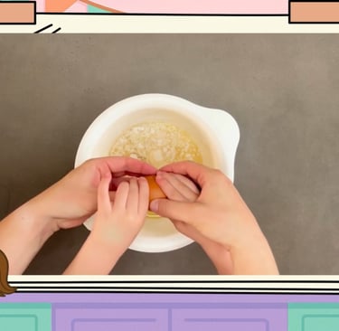 Ponytante hilft Kind das Ei in die Schüssel zu schlagen