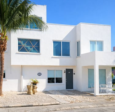 Vista de entrada villa Familiar en puerto Juarez