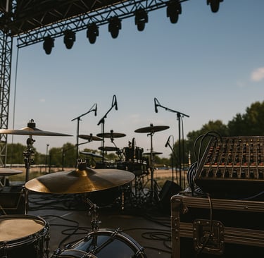 Boş bir sahnede davul kurulumu ve teknik ekipmanlarla soundcheck sürecini gösteren görsel.