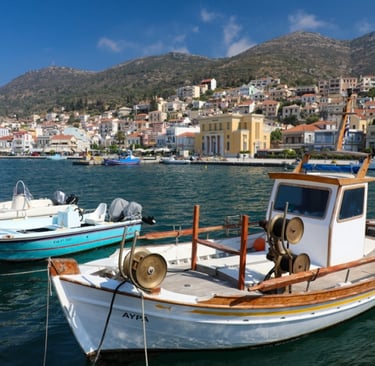Uitzicht op Samos stad met bootje in de haven