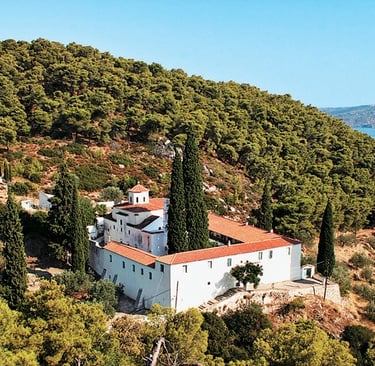 Bezoek een van de mooie kloosters op Samos