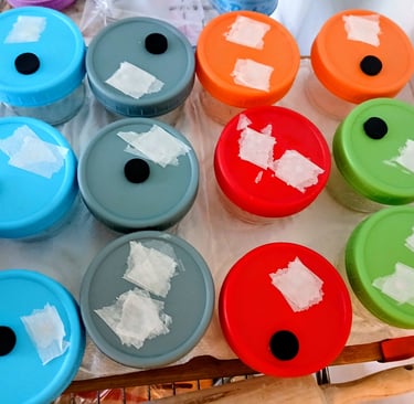 no pour agar jars with lids of different colors