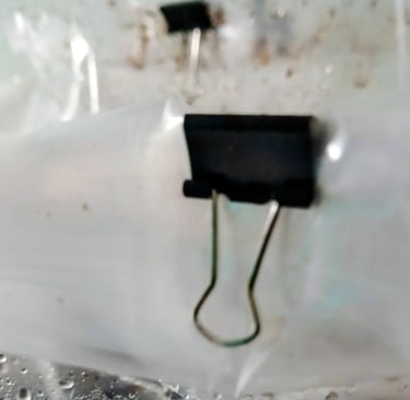a small clamp used to seal mushroom fuiting bags