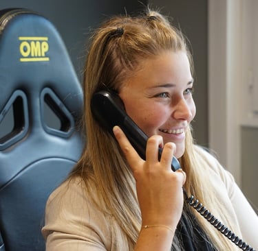 Portrait d'une femme au téléphone pour usage comme visuel d'entreprise