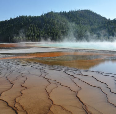 the grand prismatic spring in yellowstone national park