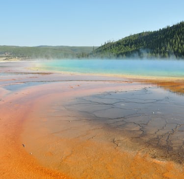 the grand prismatic spring in yellowstone national park