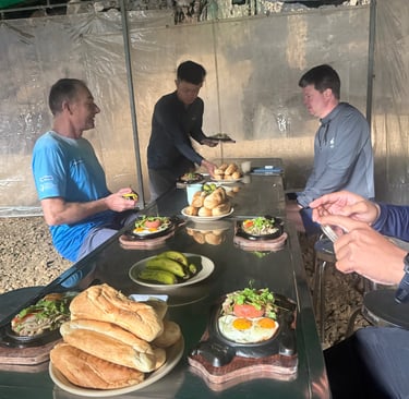 Breakfast in Hang En cave, ke bang national park Vietnam