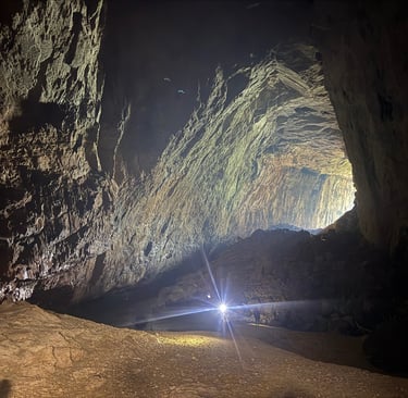 Travelling through Hang En cave, ke bang national park Vietnam