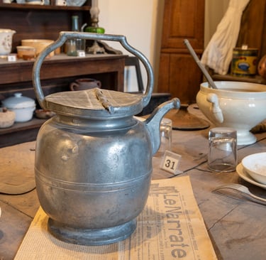Pichet en étain du Musée de Villefranche de Rouergue, arts et traditions populaires