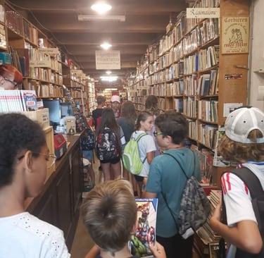 Groupe d'enfants à la librairie insolite du Somail, située le long du C