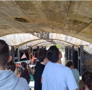 Moment de vie sur la péniche : les élèves découvrent les ouvrages du Libron