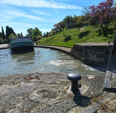 Péniche naviguant sur le Canal du Midi lors d’un séjour scolaire