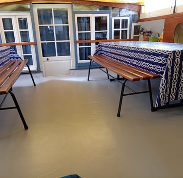 Salle à bord de la péniche, dédiée aux activités et aux repas