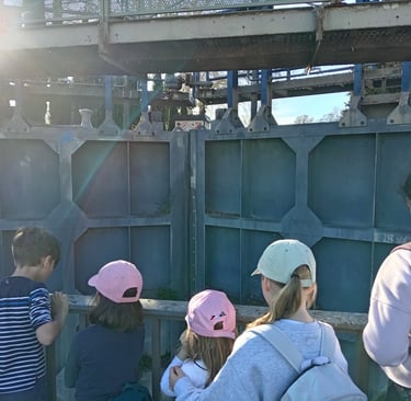 Enfants observant le fonctionnement des écluses sur le Canal du Midi lors d'un séjour éducatif 