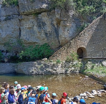 Enfants visitant le village de Minerve