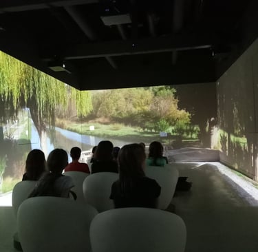 Groupe d’élèves regardant un film immersif sur l’histoire du Canal du Midi à Béziers