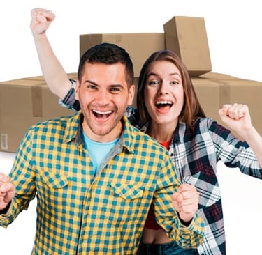 pareja feliz con cajas de mudanza