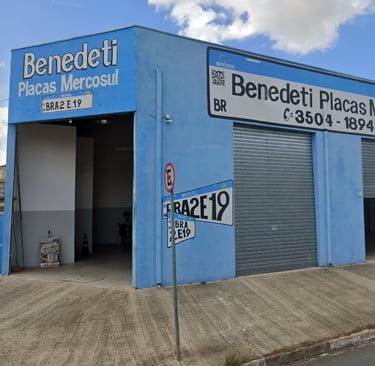 um prédio azul com a fachada escrito Benedeti Placas Mercosul