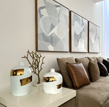 Detalhe de projeto de interiores residencial com materiais, objetos e composição autoral