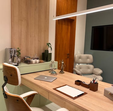 Projeto residencial de home office com marcenaria planejada, funcionalidade e estética