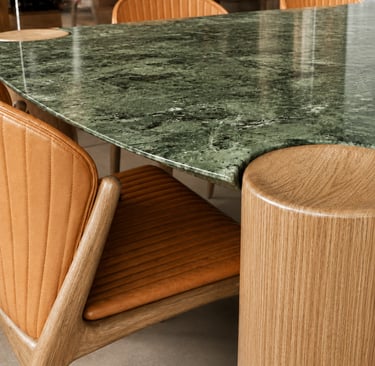 Detalhe de interiores no Leblon com mesa em pedra verde e marcenaria autoral