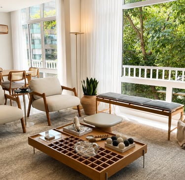 Apartamento no Leblon com sala integrada, luz natural e interiores residenciais sofisticados