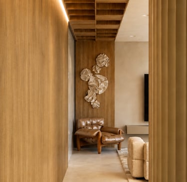 Projeto residencial no Leblon com hall em madeira e arte da Teliá Arquitetura