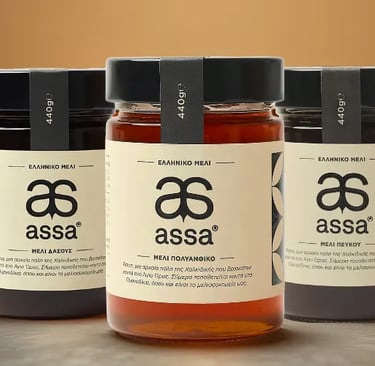 Drei stehende Gläser Assa Honig in verschiedenen Sorten, griechischer Premium-Honig