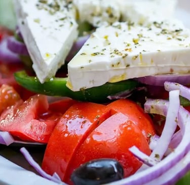 Griechischer Bauernsalat – gesunde mediterrane Küche mit frischem Gemüse und Feta.