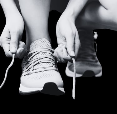 Personne attachant ses lacets, symbole de reprise du sport et de motivation, dans le cadre d’un coaching remise en forme par