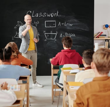 معلم متوسط  يدرس في الفصل