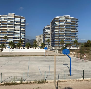 Campo baloncesto y fútbol sala junto a playa Goleta en Tavernes