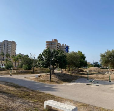 Bancos de gimnasia aire libre en Parc del Molló playa de Tavernes