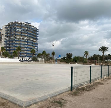 Campo fútbol sala y baloncesto junto a playa Goleta en Tavernes