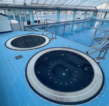 Jacuzzis y piscina climatizada complejo Marina Azul I Tavernes