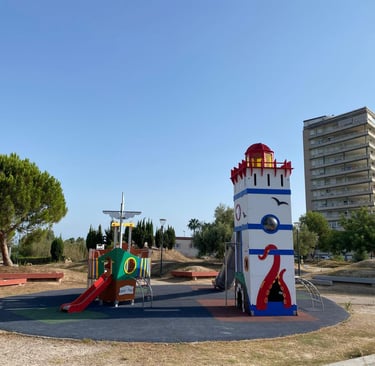 Parque infantil con columpios en Parc del Molló playa Tavernes