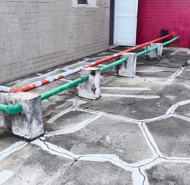 Laje impermeabilizada de forma improvisada, com infiltrações generalizadas