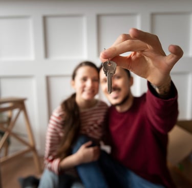 Casal segurando a chave da casa própria