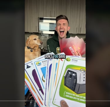 fotografía de un chico jugando a las cartas