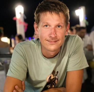 Looneytravels with green shirt