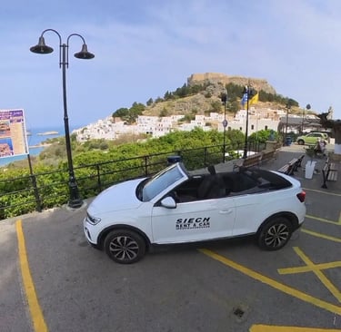 Kabriolet z wypożyczalni samochodów Siech Rent a Car w Lindos na Rodos z widokiem na Akropol Lindos 