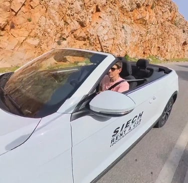 Mężczyzna jadący kabrioletem z wypożyczalni Siech Rent a Car po malowniczej górskiej drodze na Rodos