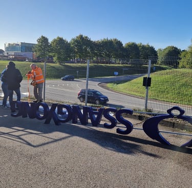 senos reklamos demontavimo ir perkelimo darbai