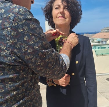 JC GAL en train de personnaliser le blazer d'une femme avec une pièce de broderie perlée - Perles de
