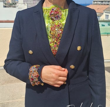 Personnalisation de blazer avec une pièce de broderie perlée décorative - Perles de Soi par JC GAL