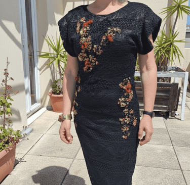 Robe de soirée noire sublimée par les broderies perlées de JC GAL - Perles de Soi