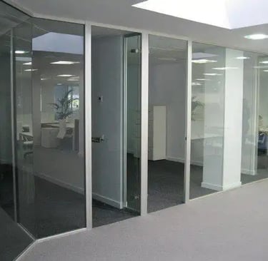 Mamparas de oficina en cristal laminado de 5+5 mm espesor con paneles de melamina en el interior